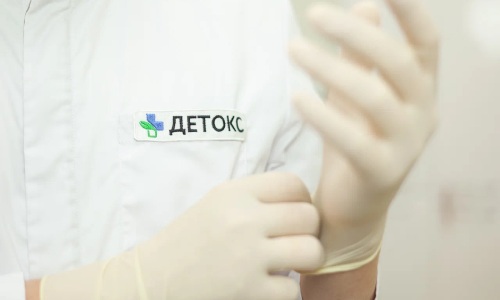 Врач надевает перчатку